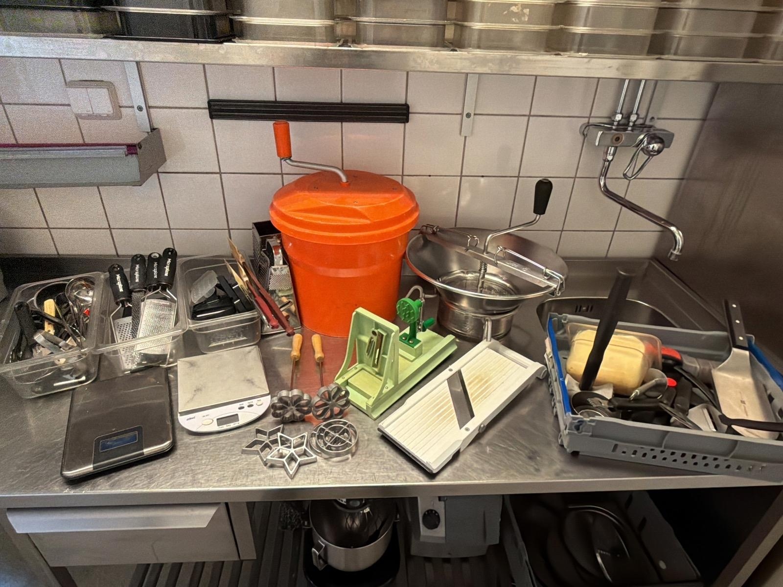 Parti diverse köksredskap, bl.a. pastamaskin, slunga, Microplane rivjärn m.m.