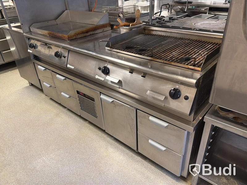 Komplett köksö med maskiner - 2x kylbänk, grill, stekhäll, spis, dubbel fritös m.m.