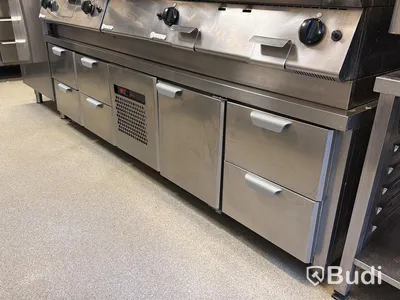 Komplett köksö med maskiner - 2x kylbänk, grill, stekhäll, spis, dubbel fritös m.m.