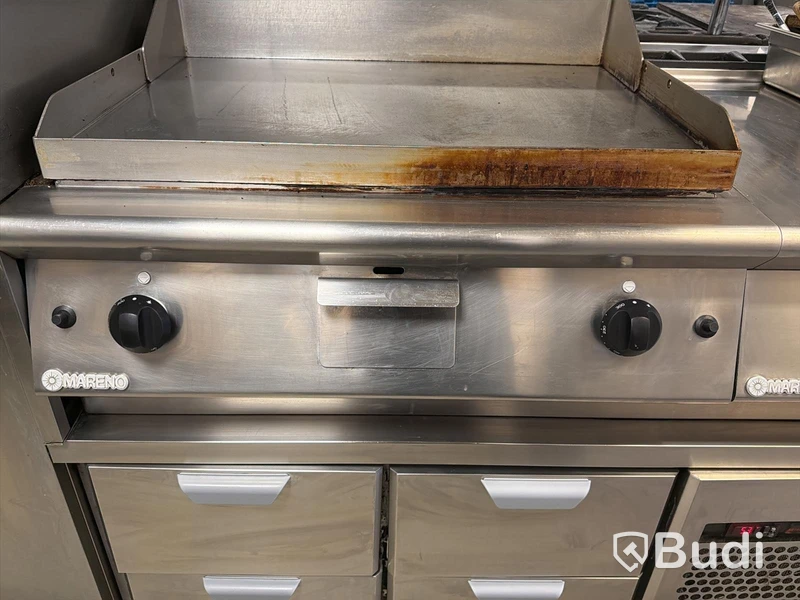 Komplett köksö med maskiner - 2x kylbänk, grill, stekhäll, spis, dubbel fritös m.m.