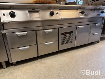 Komplett köksö med maskiner - 2x kylbänk, grill, stekhäll, spis, dubbel fritös m.m.