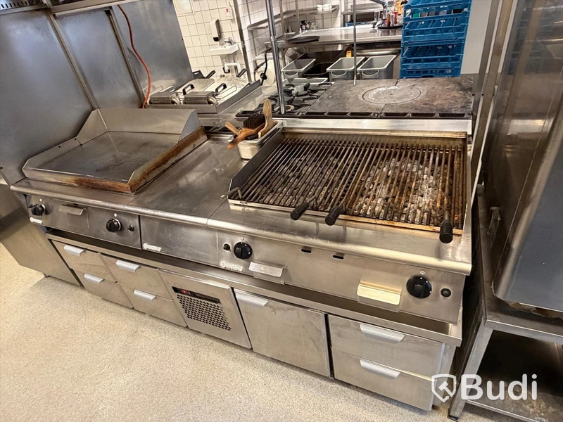 Komplett köksö med maskiner - 2x kylbänk, grill, stekhäll, spis, dubbel fritös m.m.