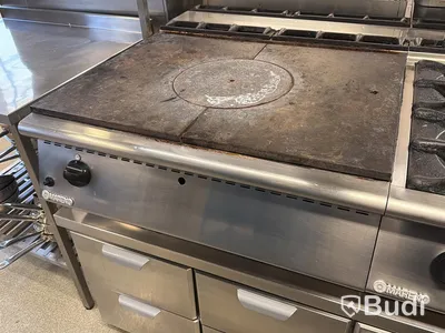 Komplett köksö med maskiner - 2x kylbänk, grill, stekhäll, spis, dubbel fritös m.m.