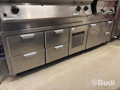Komplett köksö med maskiner - 2x kylbänk, grill, stekhäll, spis, dubbel fritös m.m.