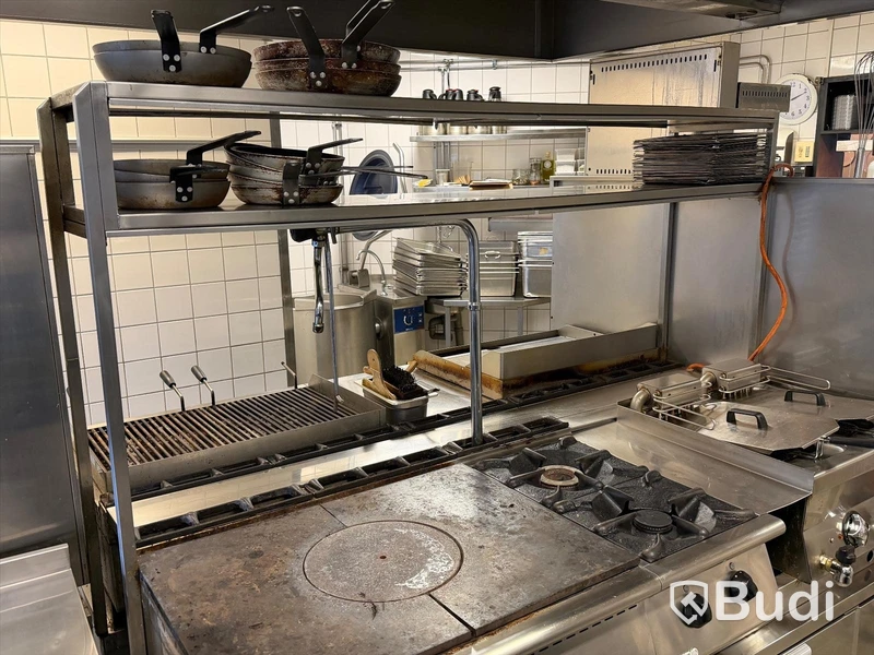 Komplett köksö med maskiner - 2x kylbänk, grill, stekhäll, spis, dubbel fritös m.m.