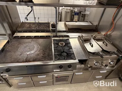 Komplett köksö med maskiner - 2x kylbänk, grill, stekhäll, spis, dubbel fritös m.m.