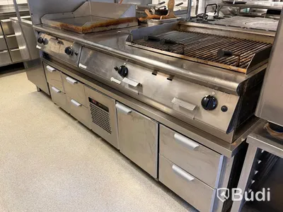 Komplett köksö med maskiner - 2x kylbänk, grill, stekhäll, spis, dubbel fritös m.m.