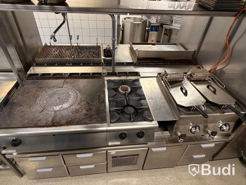 Komplett köksö med maskiner - 2x kylbänk, grill, stekhäll, spis, dubbel fritös m.m.