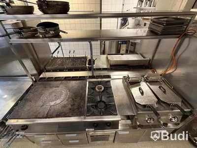 Komplett köksö med maskiner - 2x kylbänk, grill, stekhäll, spis, dubbel fritös m.m.