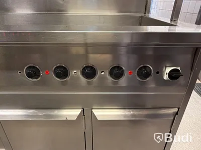 Komplett köksö med maskiner - 2x kylbänk, grill, stekhäll, spis, dubbel fritös m.m.