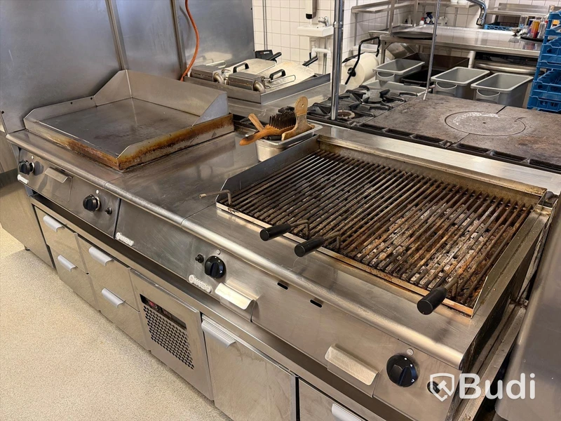 Komplett köksö med maskiner - 2x kylbänk, grill, stekhäll, spis, dubbel fritös m.m.
