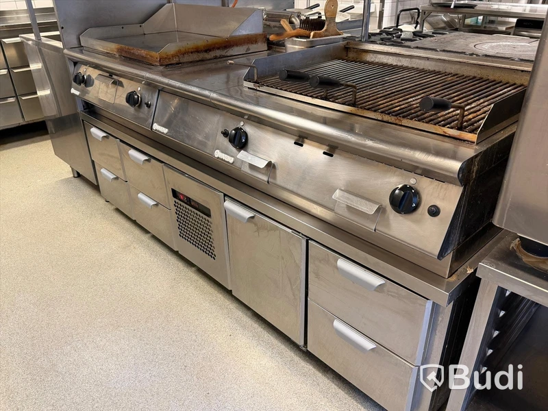 Komplett köksö med maskiner - 2x kylbänk, grill, stekhäll, spis, dubbel fritös m.m.
