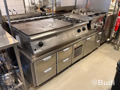 Komplett köksö med maskiner - 2x kylbänk, grill, stekhäll, spis, dubbel fritös m.m.