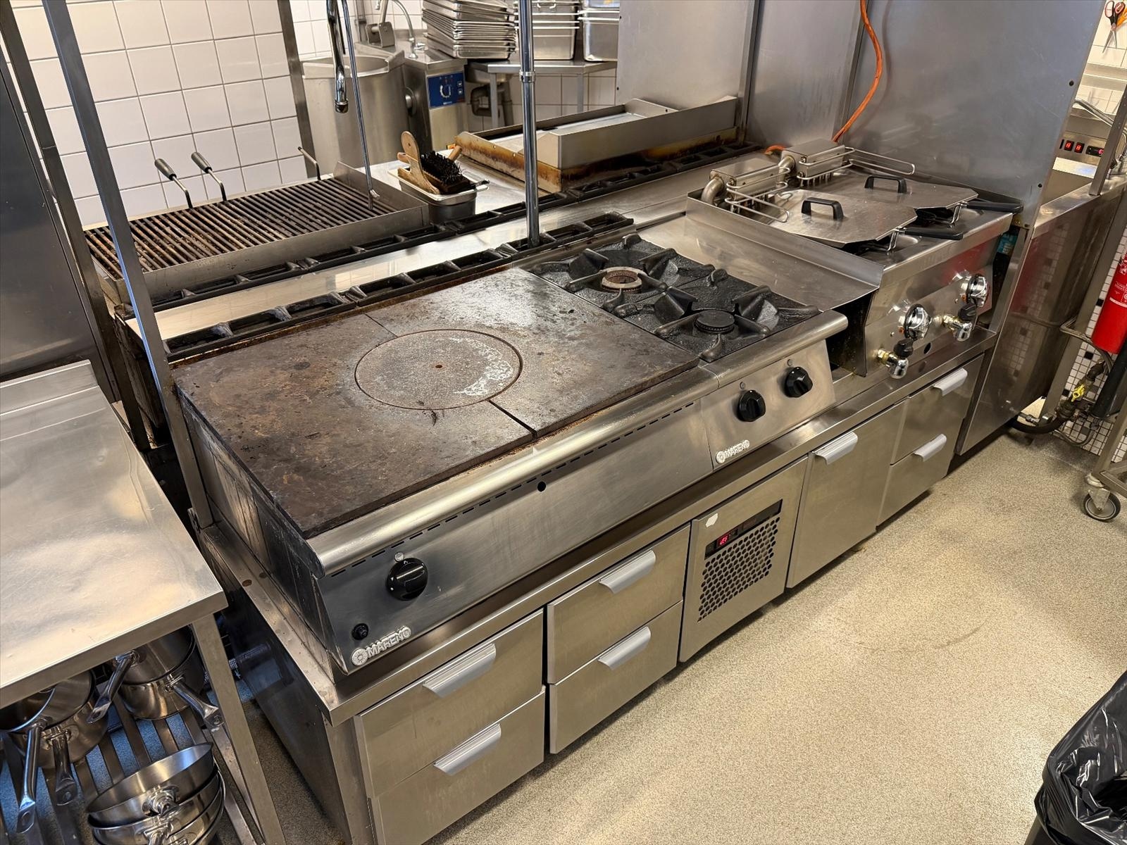 Komplett köksö med maskiner - 2x kylbänk, grill, stekhäll, spis, dubbel fritös m.m.