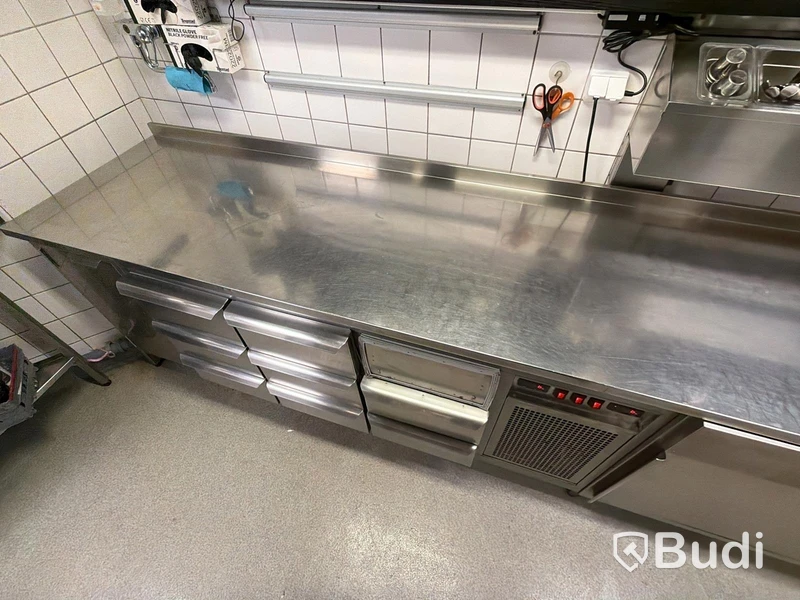 Rostfri kylbänk samt skåp med separat kylränna