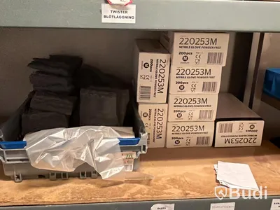 Diskbacksvagn och hylla med diverse innehåll