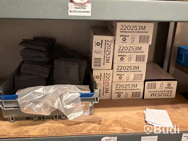 Diskbacksvagn och hylla med diverse innehåll