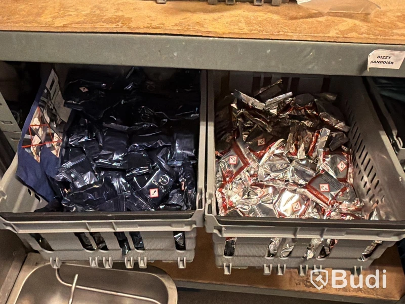Diskbacksvagn och hylla med diverse innehåll