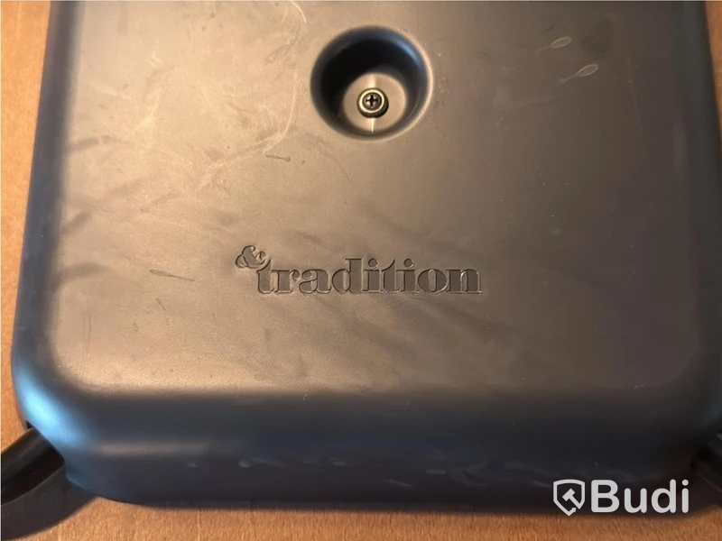 6 st stolar, &Tradition, med runt bord