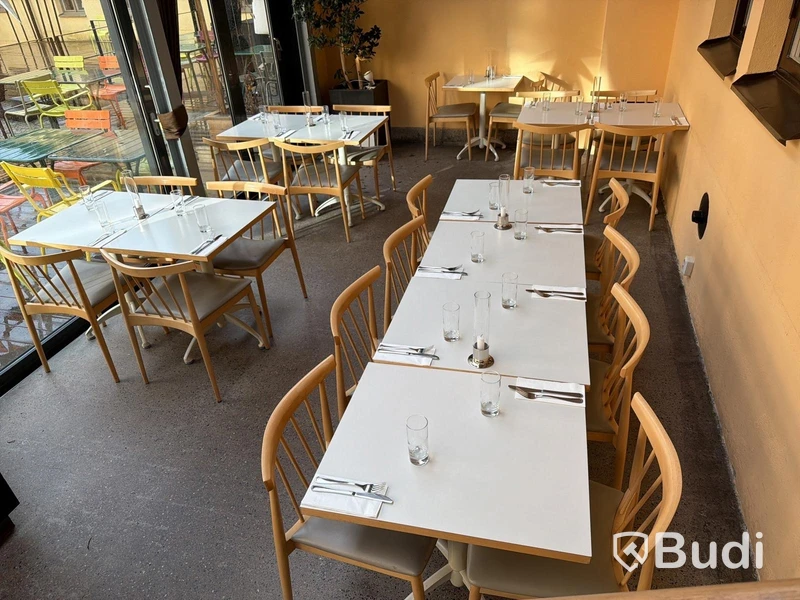 Restaurangmöbler - 12 st bord samt 28 st stolar, Andreu World 'Smile'
