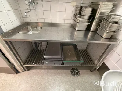 Rostfri arbetsbänk med ho samt 2 st rostfria hyllor