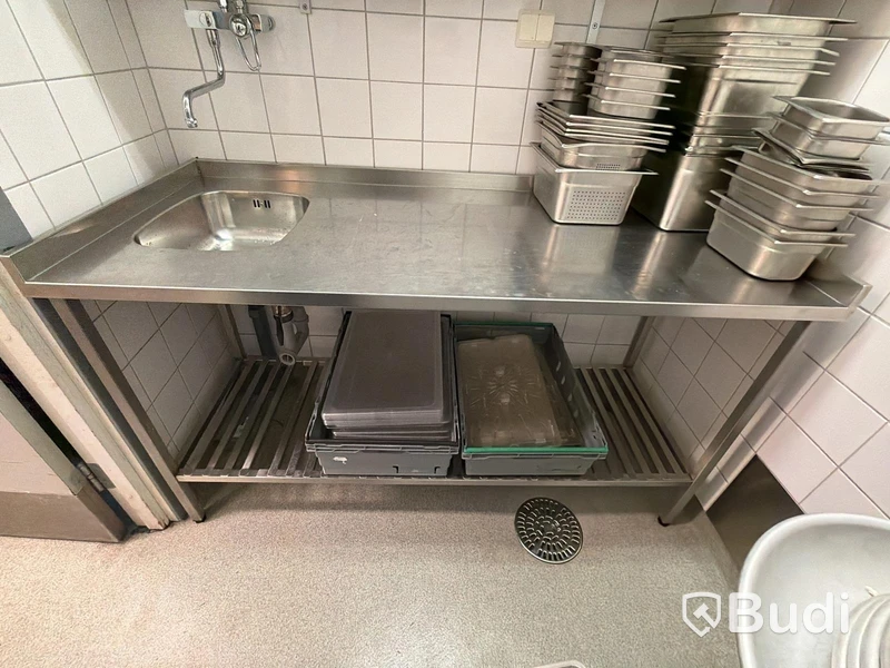 Rostfri arbetsbänk med ho samt 2 st rostfria hyllor