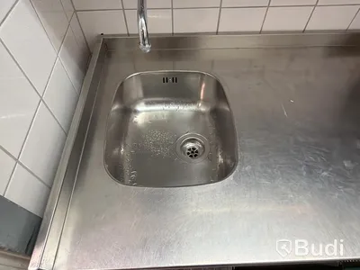 Rostfri arbetsbänk med ho samt 2 st rostfria hyllor