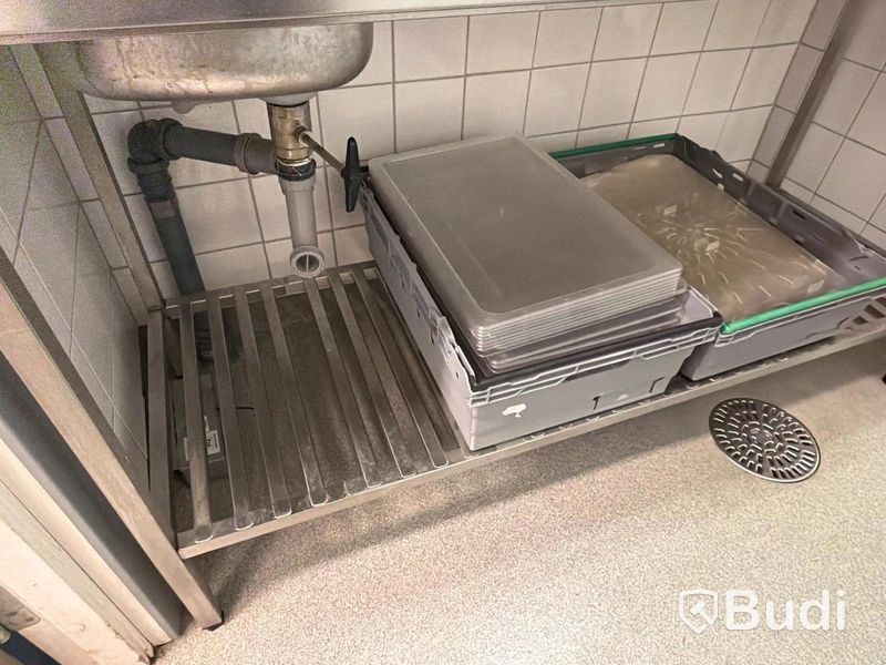 Rostfri arbetsbänk med ho samt 2 st rostfria hyllor