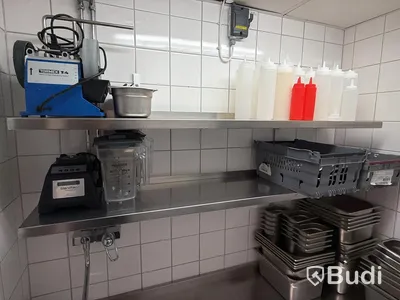Rostfri arbetsbänk med ho samt 2 st rostfria hyllor