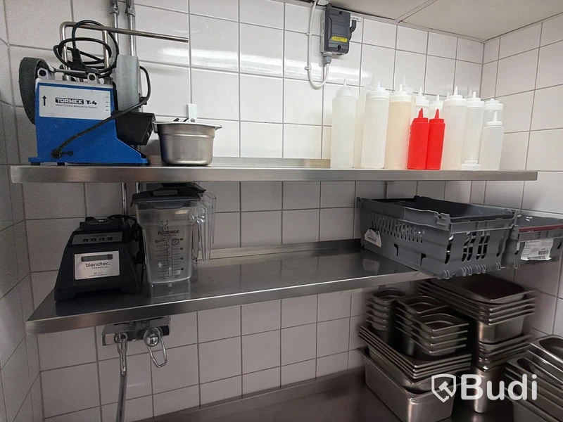 Rostfri arbetsbänk med ho samt 2 st rostfria hyllor
