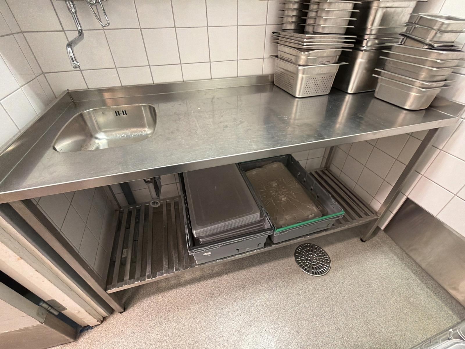 Rostfri arbetsbänk med ho samt 2 st rostfria hyllor