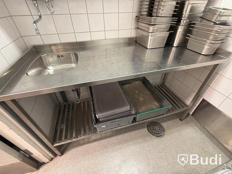 Rostfri arbetsbänk med ho samt 2 st rostfria hyllor