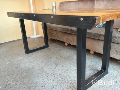 Bord i industriell stil samt soffa