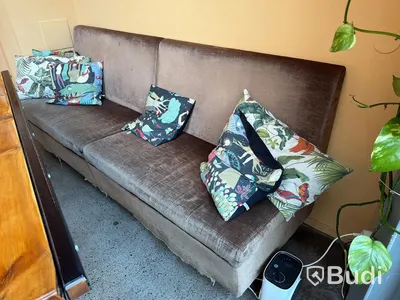 Bord i industriell stil samt soffa