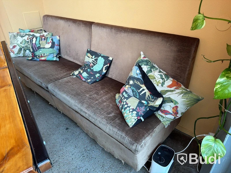 Bord i industriell stil samt soffa