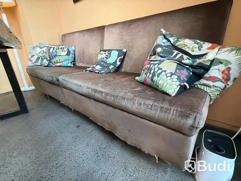 Bord i industriell stil samt soffa