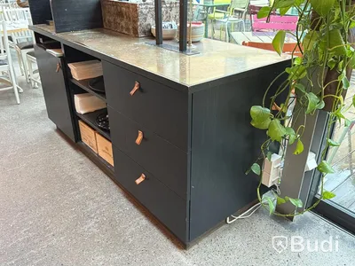 Serveringsstation med hylla, glashängare och lådor