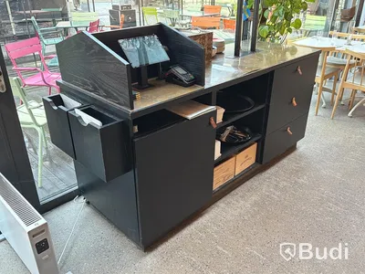 Serveringsstation med hylla, glashängare och lådor
