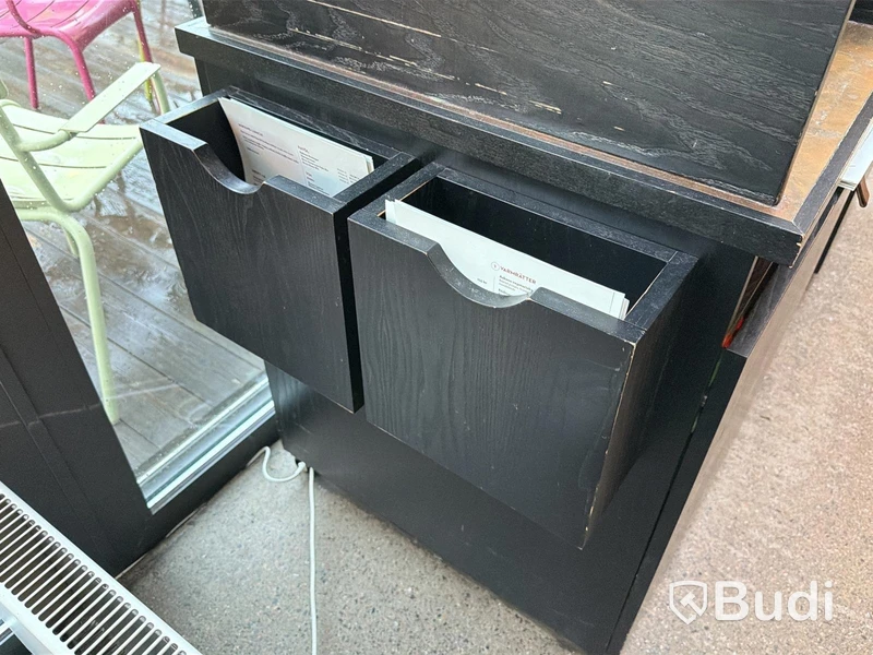 Serveringsstation med hylla, glashängare och lådor