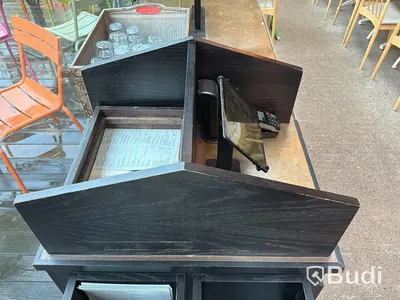 Serveringsstation med hylla, glashängare och lådor