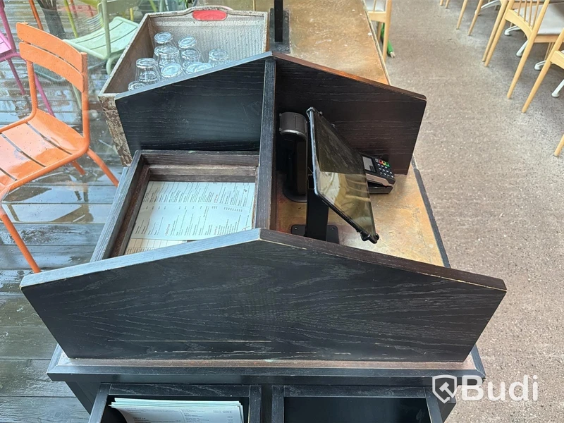 Serveringsstation med hylla, glashängare och lådor