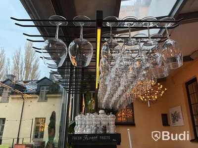 Serveringsstation med hylla, glashängare och lådor