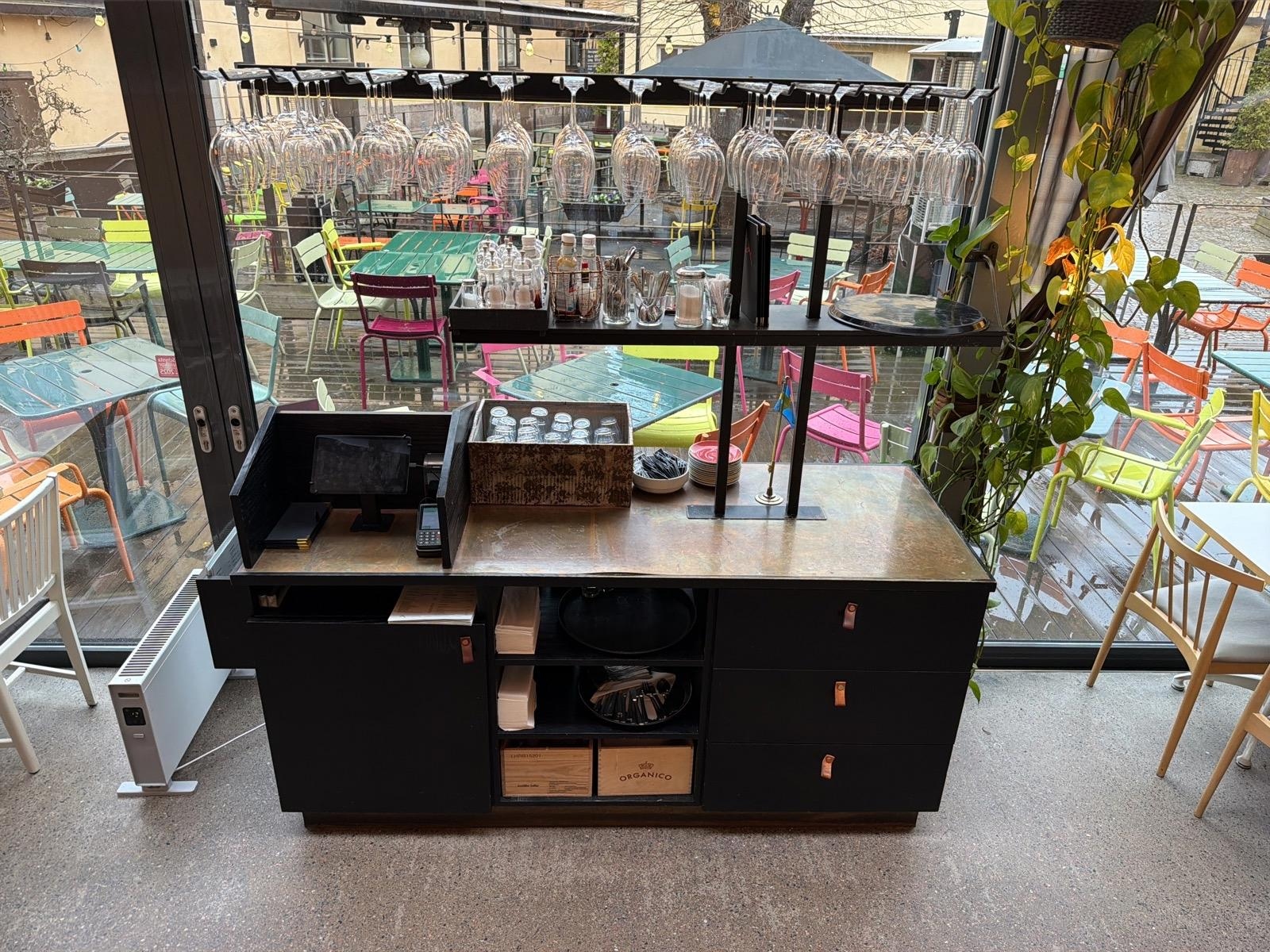 Serveringsstation med hylla, glashängare och lådor