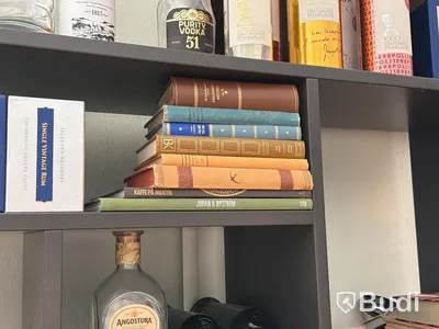 2 st bokhyllor med innehåll