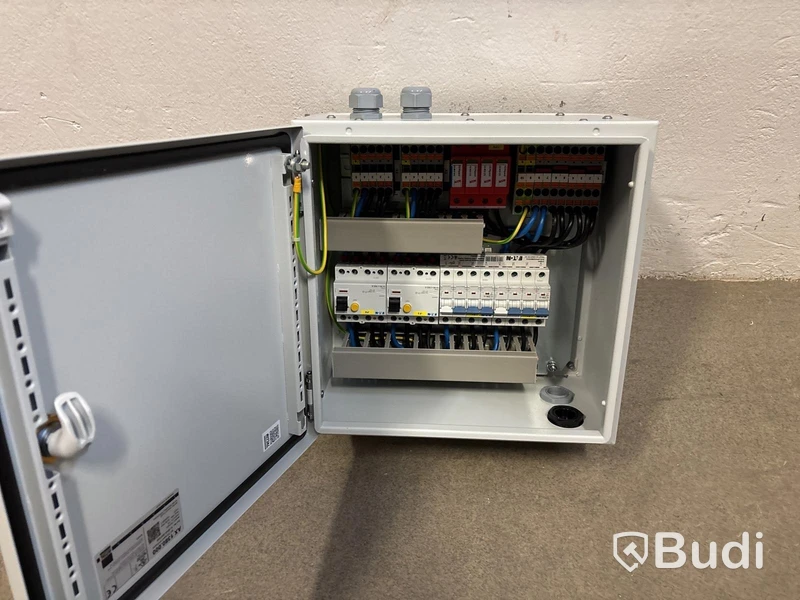 Laddbox Compleo Advanced Compact WM HC2, inkl. fördelningslåda med jordfelsbrytare och säkringar.