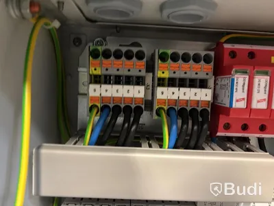 Laddbox Compleo Advanced Compact WM HC2, inkl. fördelningslåda med jordfelsbrytare och säkringar.