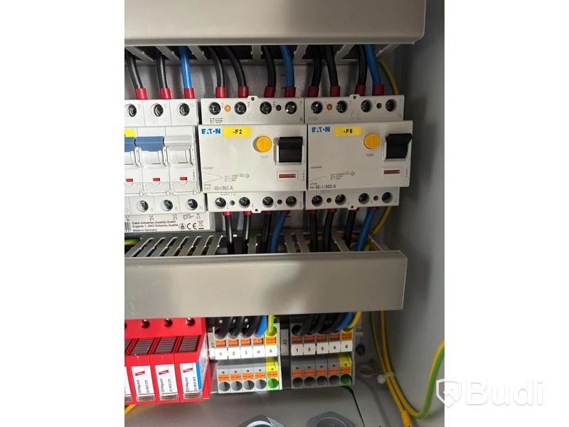 Laddbox Compleo Advanced Compact WM HC2, inkl. fördelningslåda med jordfelsbrytare och säkringar.
