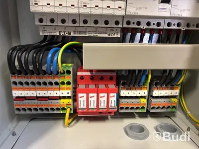 Laddbox Compleo Advanced Compact WM HC2, inkl. fördelningslåda med jordfelsbrytare och säkringar.