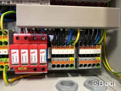 Laddbox Compleo Advanced Compact WM HC2, inkl. fördelningslåda med jordfelsbrytare och säkringar.