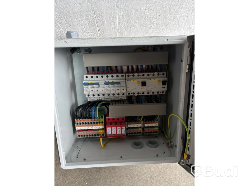 Laddbox Compleo Advanced Compact WM HC2, inkl. fördelningslåda med jordfelsbrytare och säkringar.